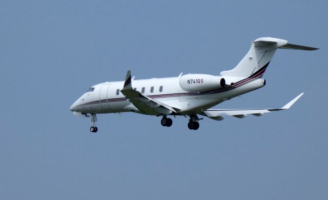 Canadair Challenger 350 (N741QS) - On final is this Canadair Challenger 350 in the Summer of 2018.