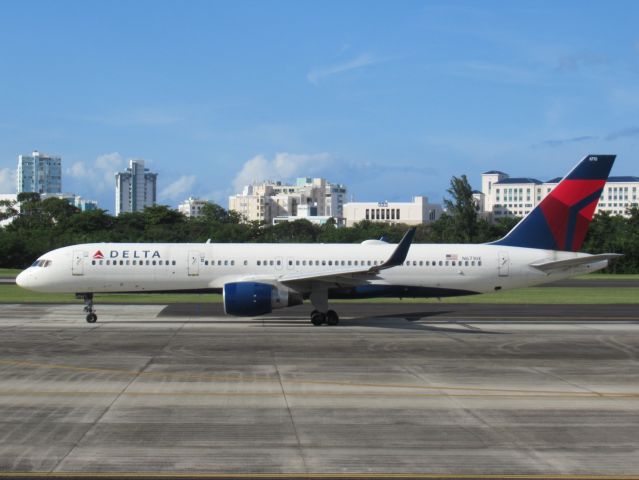 Boeing 757-200 (N6710E)