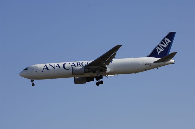 BOEING 767-300 (JA8329) - Final Approach to NRT Airport R/W34L on 2012/01/04