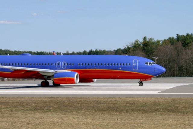 Boeing 737-800 (N8314L)