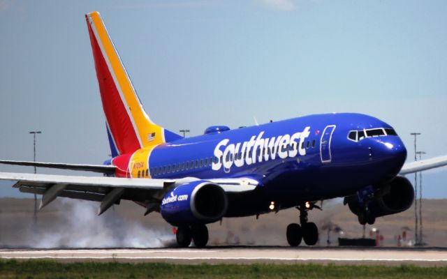 Boeing 737-700 (N7851A) - Arriving 35L on 5-14-17 from Phoenix.