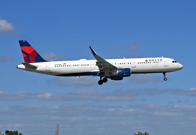 Airbus A321 (N342DN)