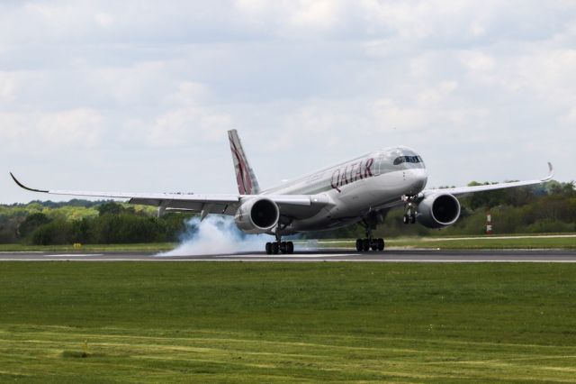 Airbus A350-900 (A7-ALM) - QTR27 arriving from Doha