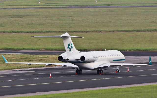 Bombardier Global Express (N989SF) - crystal luxury air bd-700 n989sf at shannon 9/6/16.