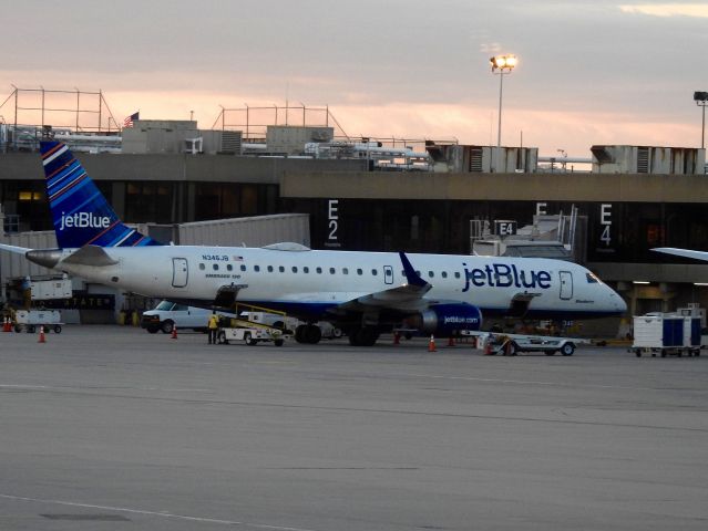 Embraer ERJ-190 (N346JB)