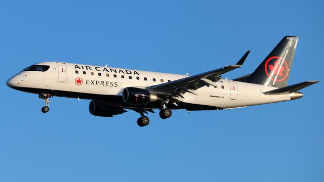 Embraer ERJ 175 (C-FRQM) - Apr 20 2018 evening landing