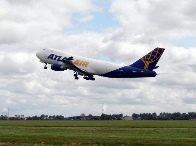 Boeing 747-400 (N496MC)