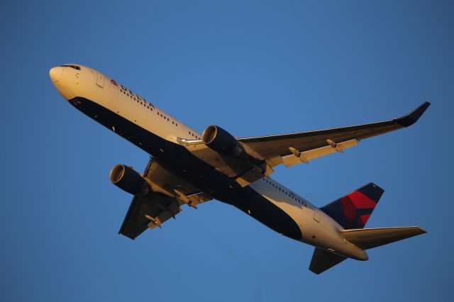 BOEING 767-300 (N171DN)