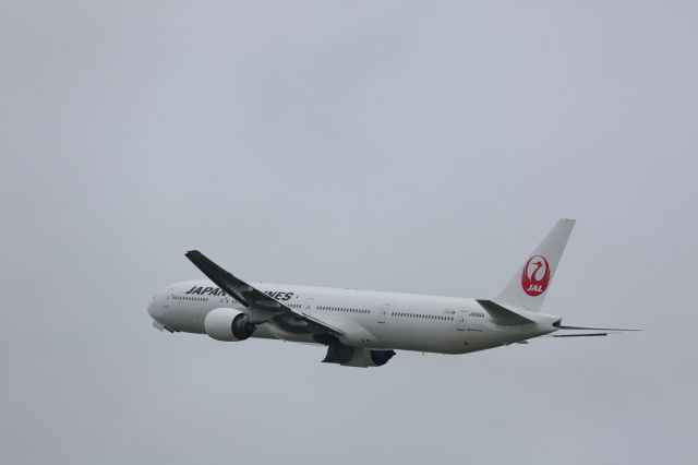 BOEING 777-300 (JA8944)