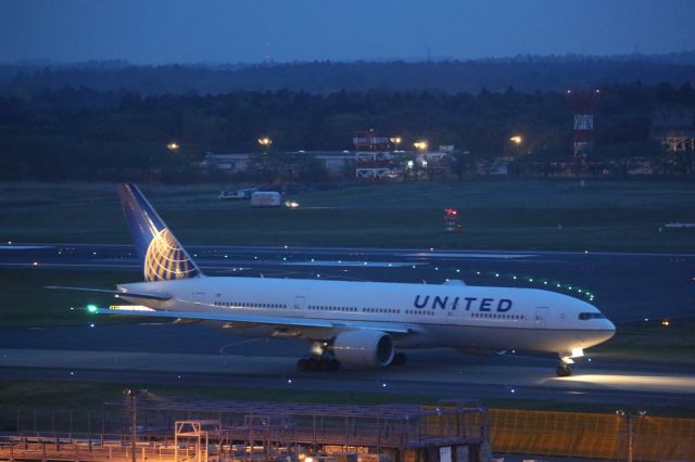 Boeing 777-200 (N796UA)