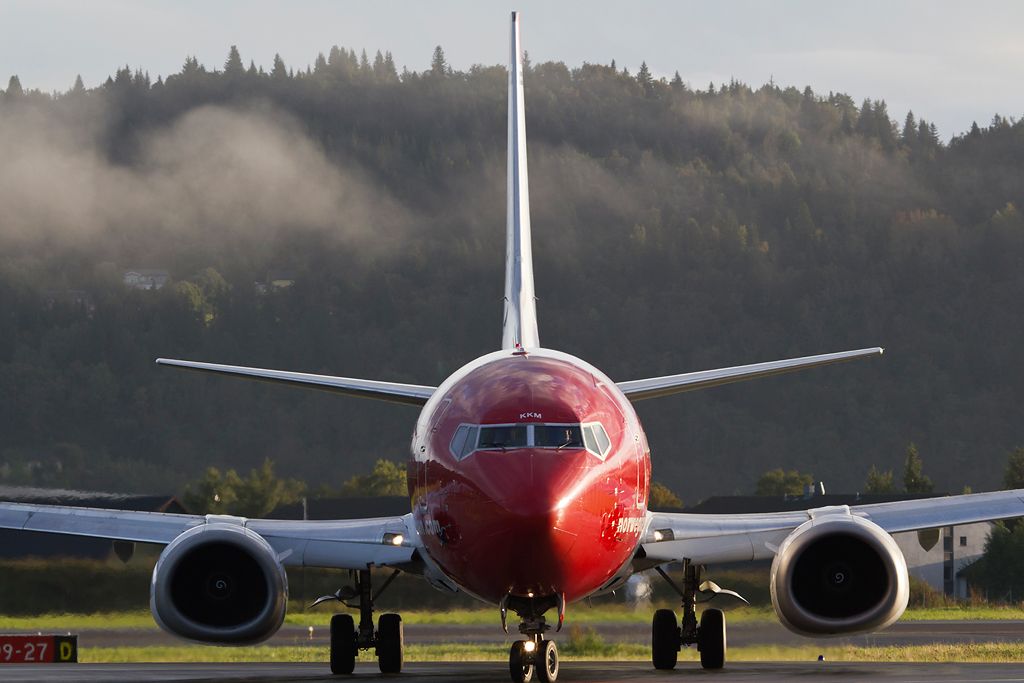 BOEING 737-300 (LN-KKM)