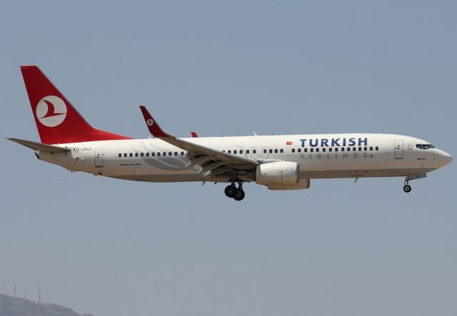 Boeing 737-800 (TC-JGZ) - Landing on rwy 03L