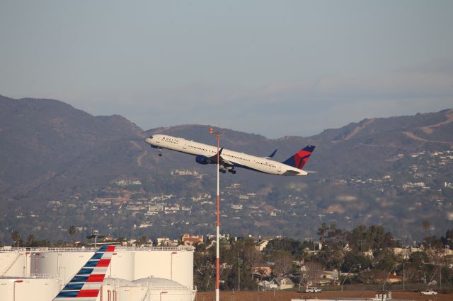 BOEING 757-300 (N590NW)