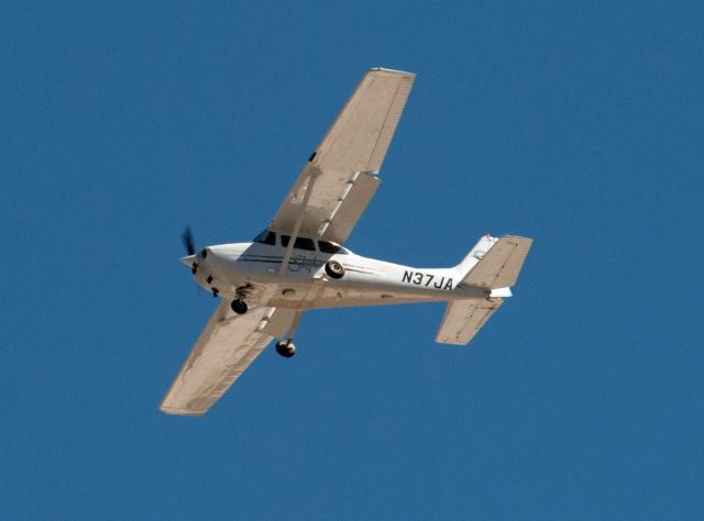 Cessna Skyhawk (N37JA) - Right base for 09 at Carson City