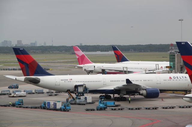 BOEING 767-400 (N845MH)