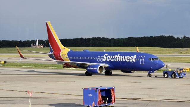 Boeing 737-800 (N8695D)