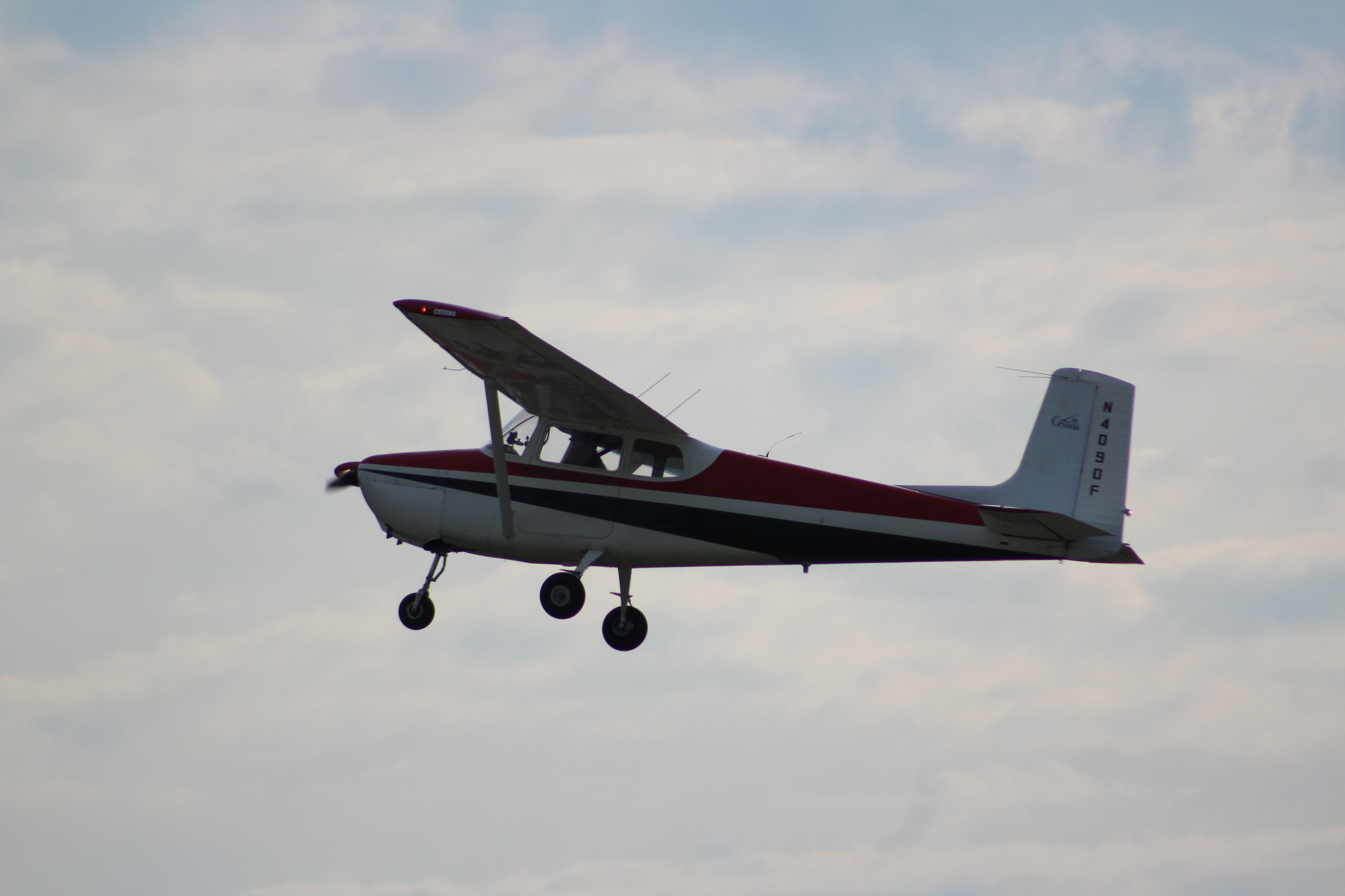 Cessna Skyhawk (N4090F)