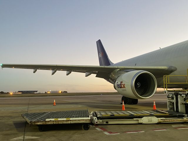 Airbus A300F4-600 (N690FE) - Waiting for cargo FedEx World Hub