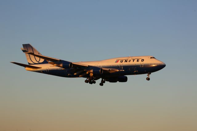 Boeing 747-400 (N122UA)