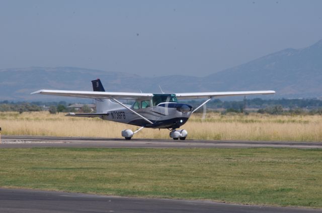 Cessna Cutlass RG (N736FB) - Great paint scheme on this Skyhawk! Makes it look meaner! 