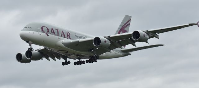 Airbus A380-800 (A6-APH) - LANDING 27R