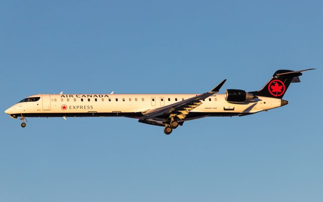 Canadair Regional Jet CRJ-900 (C-GJHZ)