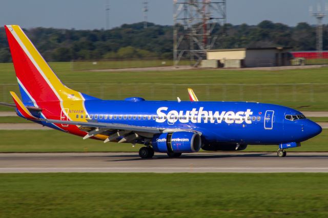 Boeing 737-700 (N744SW) - A Southwest 737 lands at CVG.