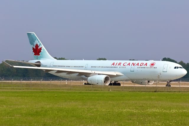 Airbus A330-200 (C-GHKR)