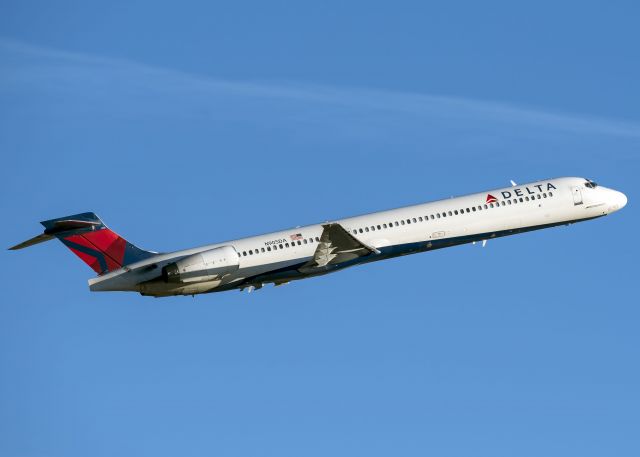 McDonnell Douglas MD-90 (N905DA)