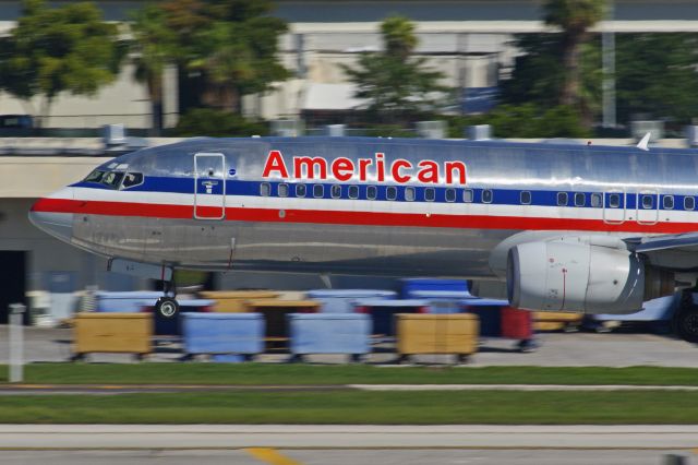 Boeing 737-700 (N916AN) - On approach to KFLL