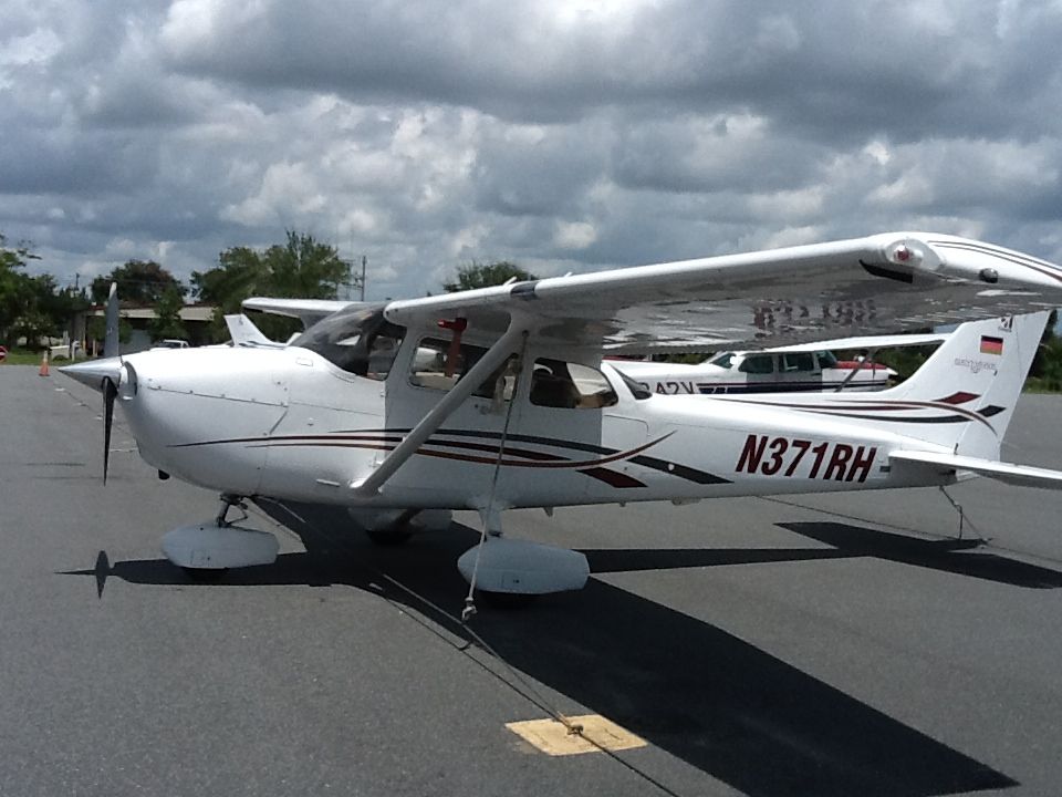 Cessna Skyhawk (N371RH) - Aircraft is used by Florida-Flyers flight school.