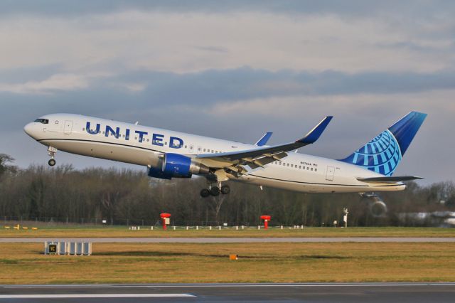 BOEING 767-300 (N676UA) - UA80 climbing out from 23R on the way back to EWR.