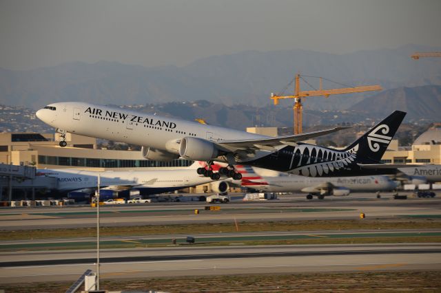 BOEING 777-300ER (ZK-OKR)