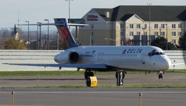 Boeing 717-200 (N948AT) - 717 taxiing to runway 32