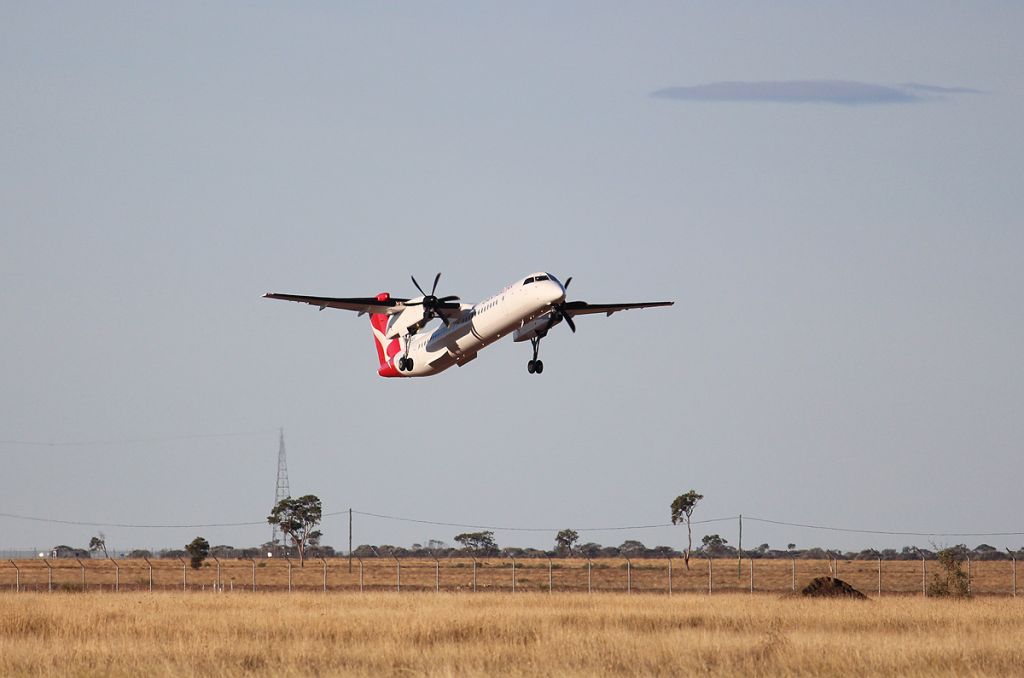 de Havilland Dash 8-400 (VH-LQB) - VH-LQB taking off from Longreach 16/06/2019