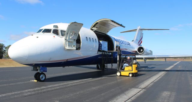 Douglas DC-9-10 (N783TW) - Unloading cargo from an Ameristar McDonnell Douglas DC-9-15F on the ramp at Boswell Field, Talladega Municipal Airport, AL - February 25, 2022.