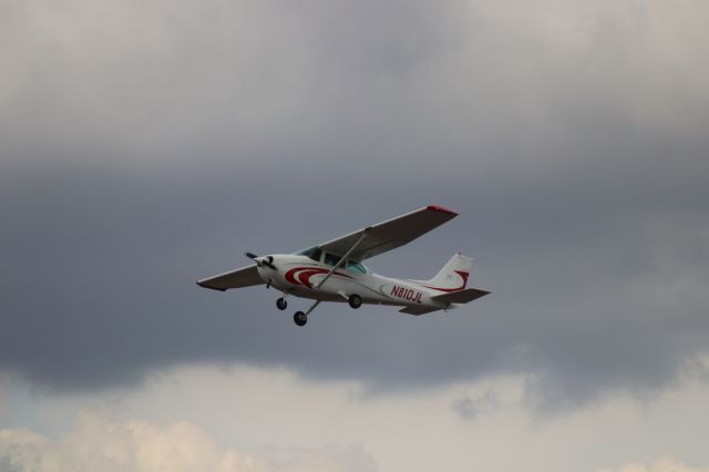 Cessna Skyhawk (N810JL)