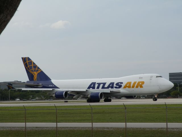 Boeing 747-400 (N415MC)