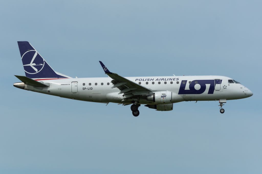 Embraer ERJ 175 (SP-LID) - WAW SPOTTING