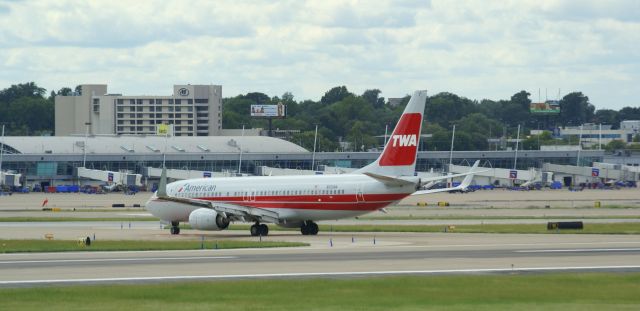 Boeing 737-800 (N915NN)