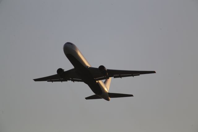 BOEING 767-300 (N137DL)