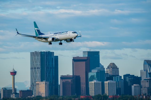 Boeing 737-800 (C-FCSX) - A WestJet Boeing 737-800 approaches Runway 35L in Calgary. This is definitely one to view at full quality!