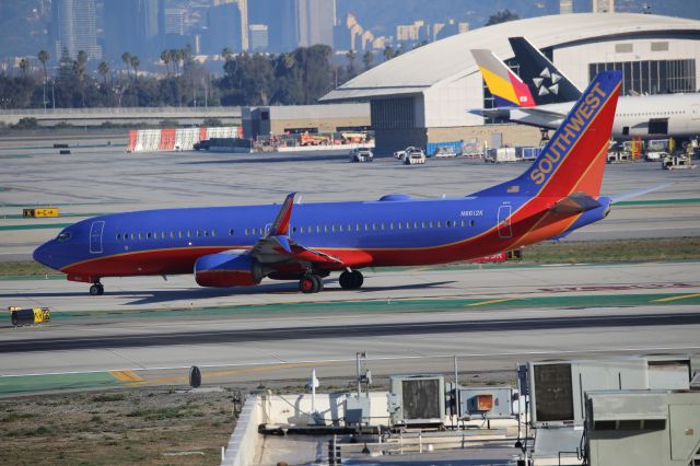 Boeing 737-800 (N8612K)