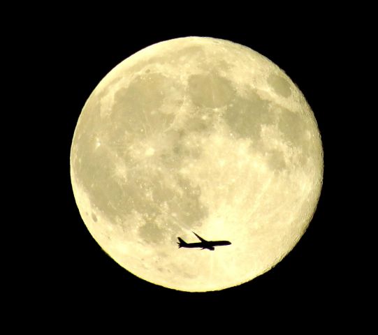 Boeing 787-9 Dreamliner — - B789 Passing in front of a Blue Moon on July 31, 2015 in Lynchburg, VA