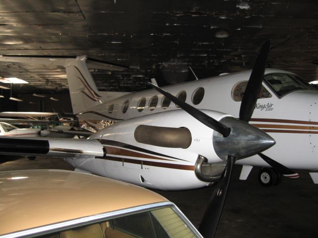 Beechcraft Super King Air 200 (N976KC) - DECATUR AIRPORT