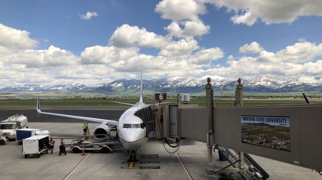 Boeing 737-800 (N76508) - A United Airlines Boeing 737-800, N76508 at Bozeman Airport (KBZN) on June 9, 2019. N76508 arrived from Chicago O'Hare (KORD).