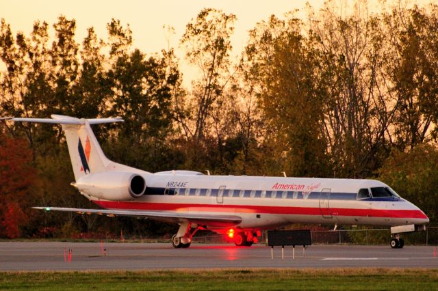 Embraer ERJ-135 (N824AE)