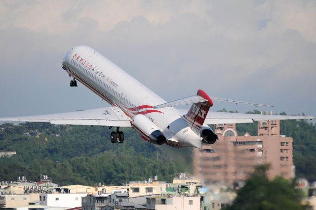 McDonnell Douglas MD-83 (B-28007)