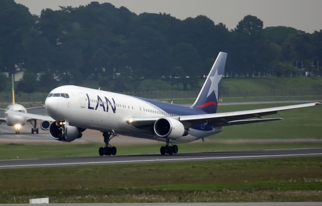 BOEING 767-300 (CC-CML)