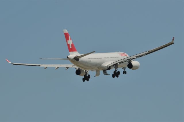 Airbus A330-300 (HB-JHJ)